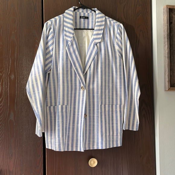 V ery j light blue and white striped jacket. Size Large. NWOT - Picture 1 of 6